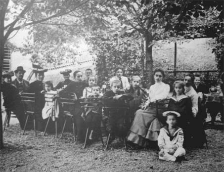 Familientreffen in Misslitz (heute Miroslav) in Mähren. Der Herr mit Schnauzer und Hut,  im Hintergrund links im Bild, ist Ururgroßvater Karl.